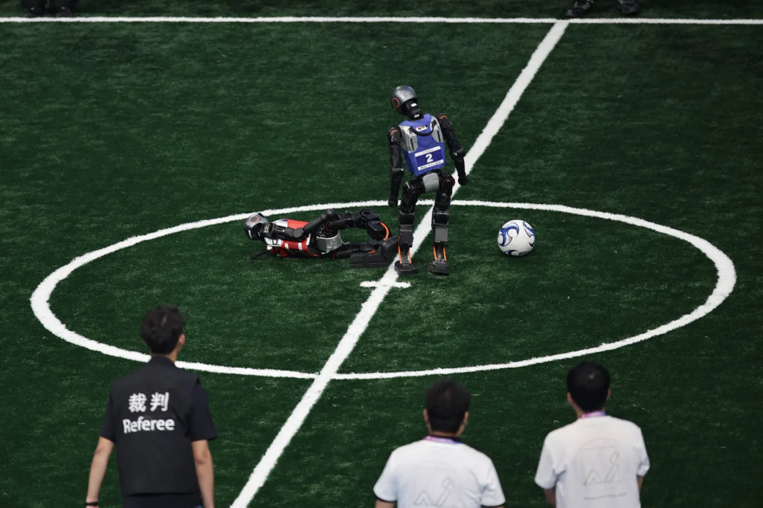 روبوتات خلال مواجهة في كرة القدم (إ.ب.أ)