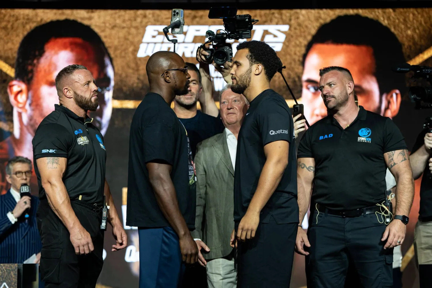 الملاكمان وجهاً لوجه بعد المؤتمر الصحافي (الشرق الأوسط)