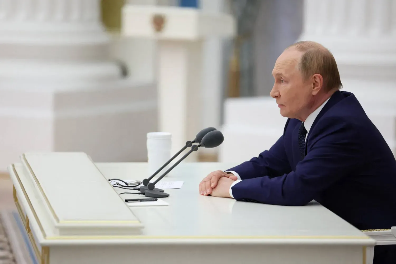Rusya Devlet Başkanı Vladimir Putin, Alaska'da düzenlenecek Rusya-ABD zirvesine hazırlık toplantısında konuşuyor (Reuters)