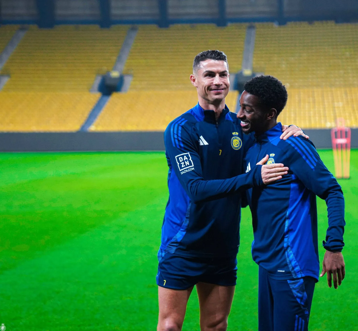 هزازي مع رونالدو في إحدى تدريبات النصر (الشرق الأوسط)