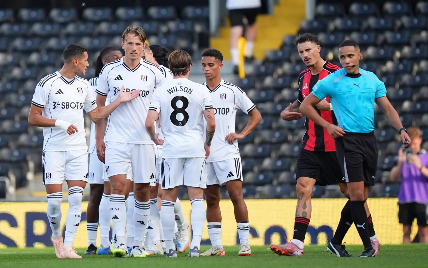 09 August 2025, United Kingdom, London: Fulham players celebrate their teams first goal during the pre season friendly soccer match between Fulham and Eintracht Frankfurt  at Craven Cottage. Photo: James Manning/PA Wire/dpa