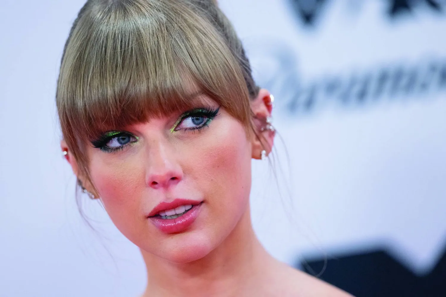 FILED - 13 November 2022, North Rhine-Westphalia, Duesseldorf: American singer Taylor Swift walks the red carpet at the MTV Europe Music Awards in front of the PSD Bank Dome. Photo: Rolf Vennenbernd/dpa