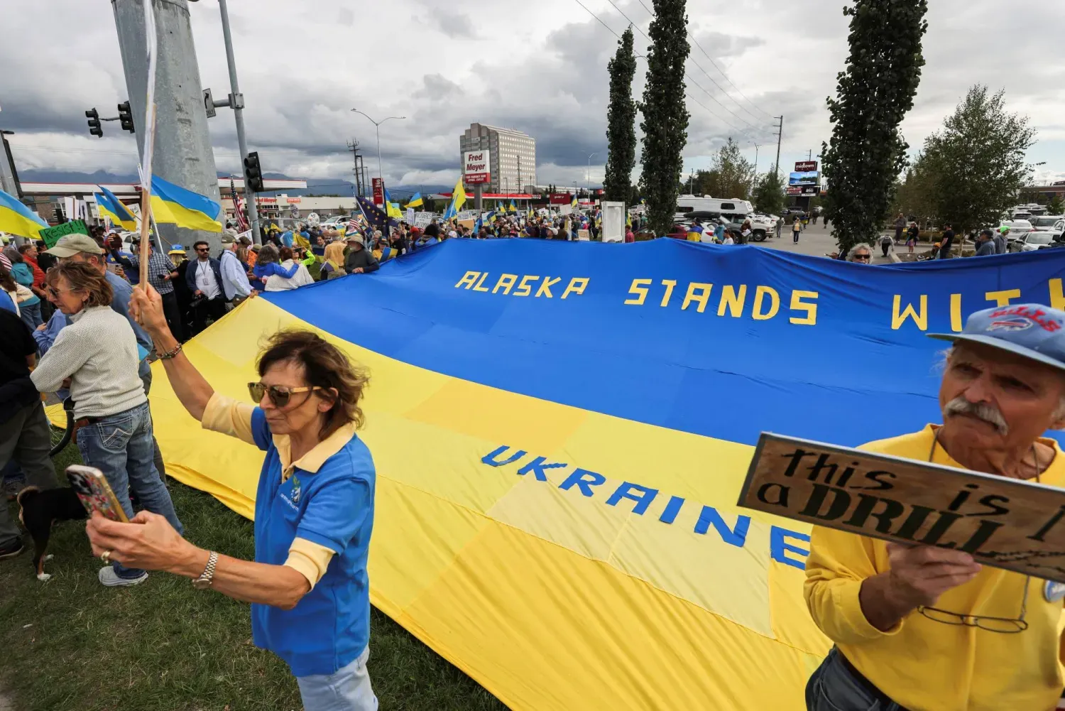 ABD Başkanı Donald Trump ile Rus mevkidaşı Vladimir Putin arasındaki görüşme öncesinde Alaska'nın Anchorage kentinde Ukrayna ile dayanışma protestosu düzenlendi (Reuters)