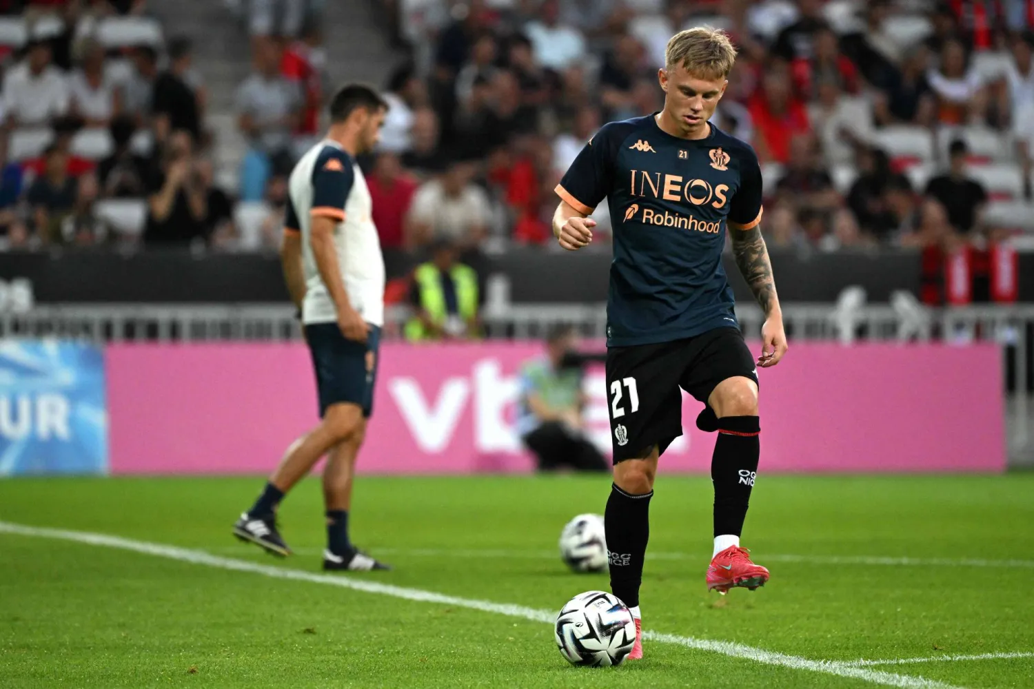 Nice' Swedish forward #21 Isak Jansson warms up prior to the UEFA Champions League 3rd round first leg football match between OGC Nice and SL Benfica at the Allianz Riviera Stadium in Nice, south-eastern, on August 6, 2025. (Photo by Miguel MEDINA / AFP)