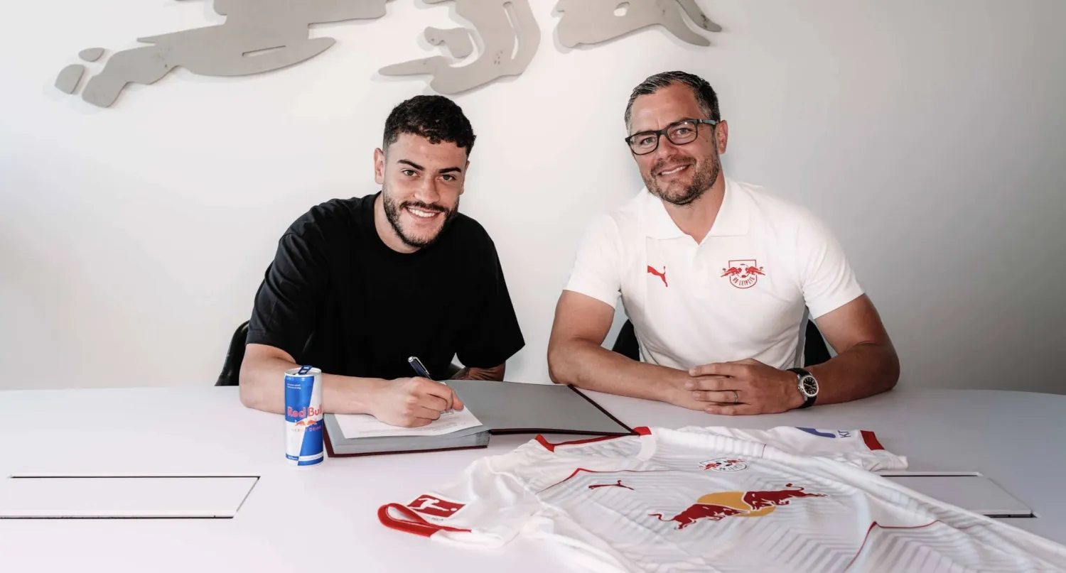 المهاجم البرازيلي رومولو خلال توقيعه العقد (لايبزيغ)