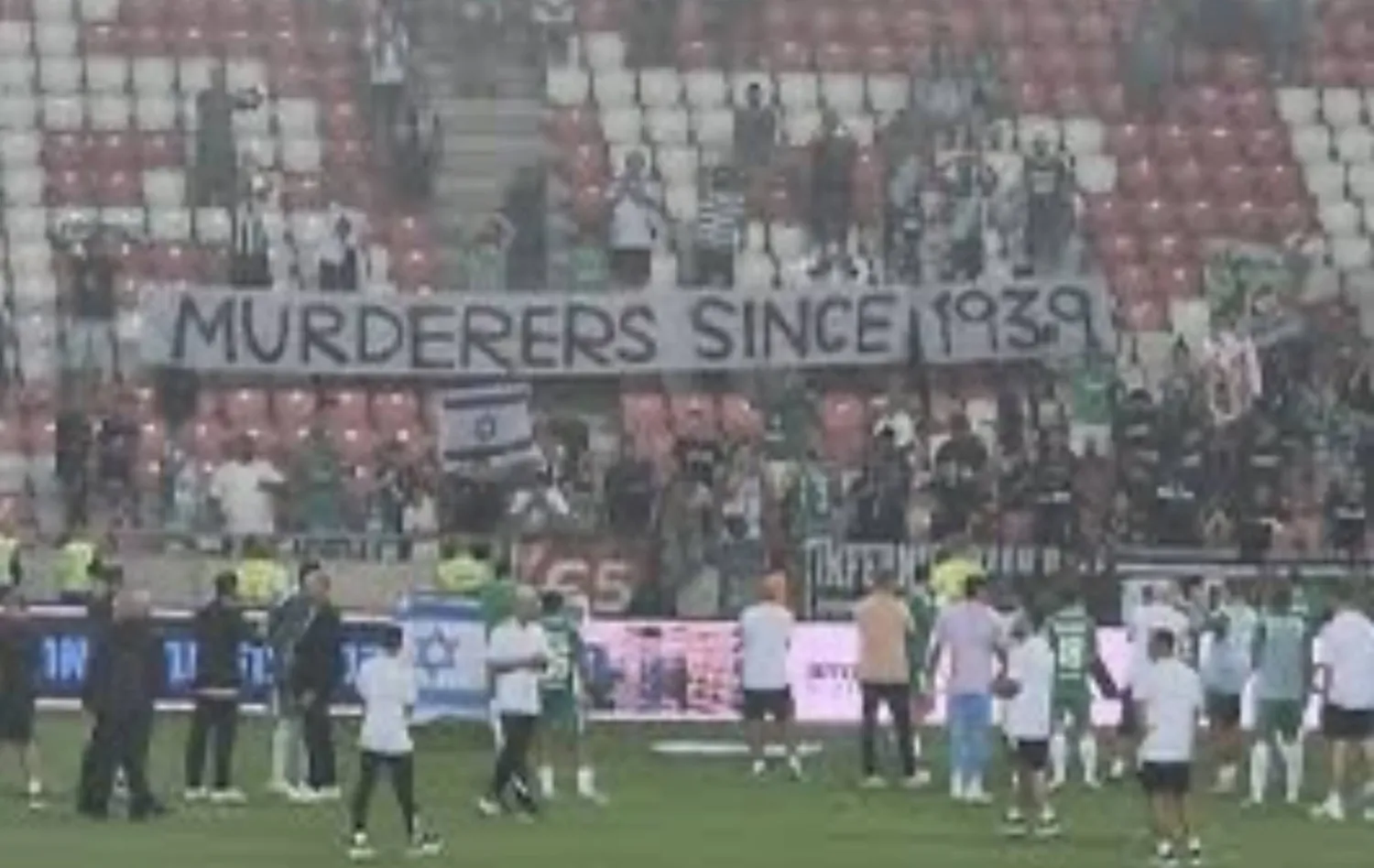 عرض مشجعو نادي مكابي حيفا الإسرائيلي لافتة «قتلة منذ عام 1939» (وسائل إعلام بولندية)