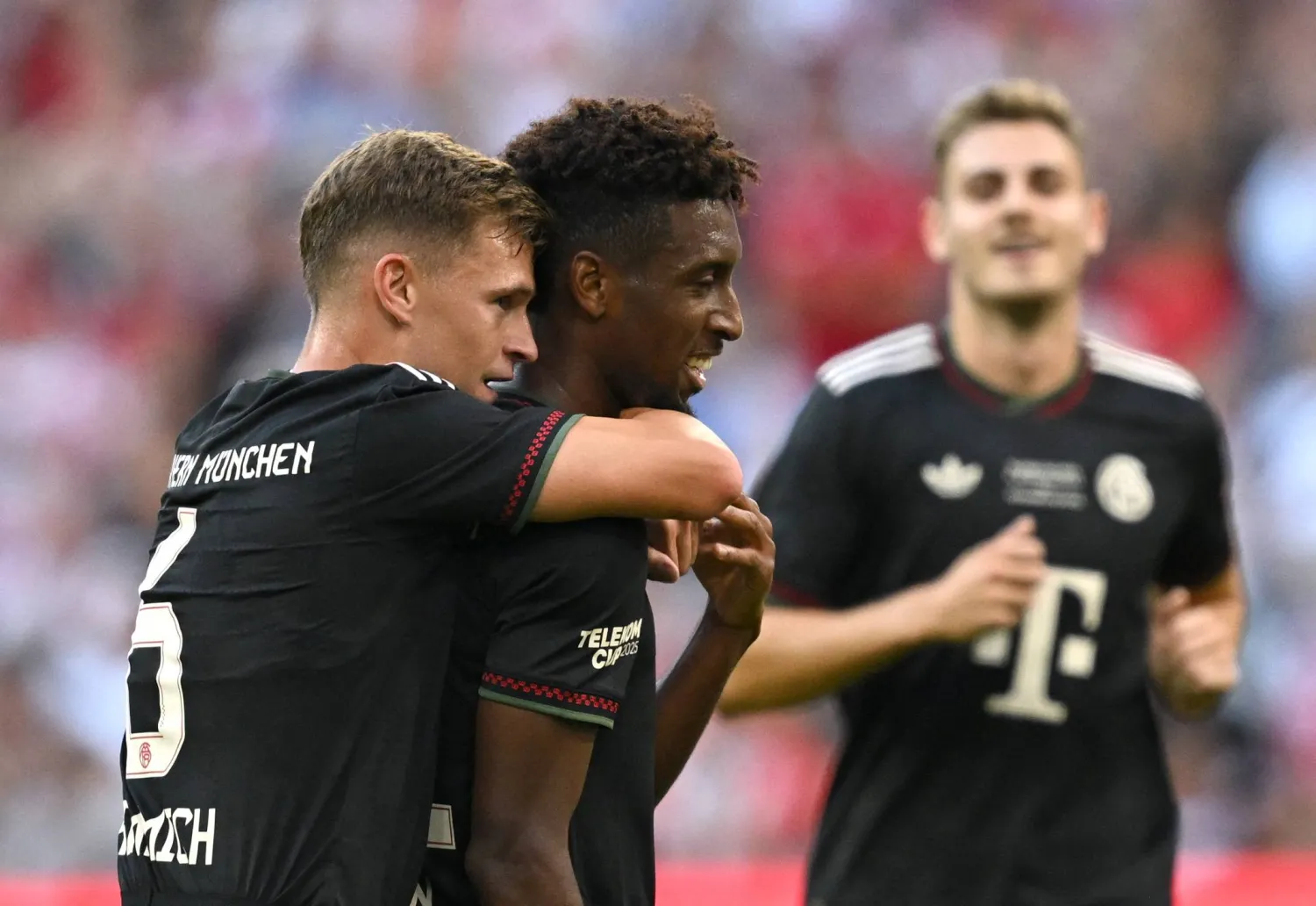 كومان يحتفي مع لاعبي بايرن (رويترز)