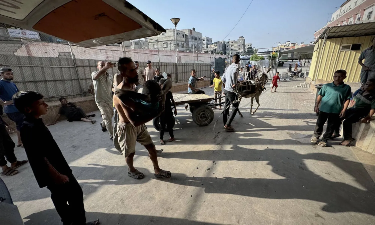 نُقل جريح إلى مستشفى ناصر في خان يونس إثر غارة جوية إسرائيلية استهدفت منزلاً في حي الأمل بجنوب قطاع غزة (د.ب.أ)