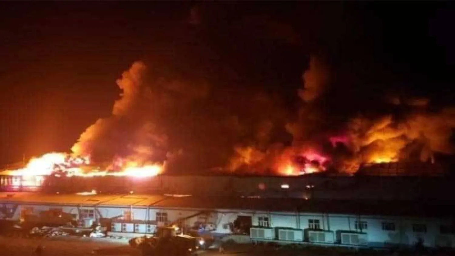 حريق سابق بعد انفجار محطة غاز وسط حي سكني شمال صنعاء (فيسبوك)