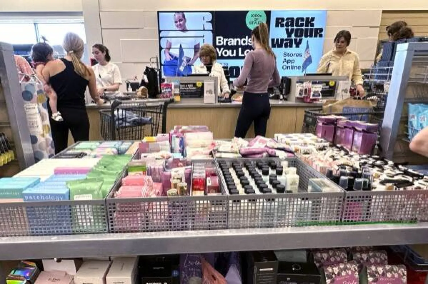 متسوقون يتجولون داخل متجر في نورثبروك بولاية إلينوي (أ.ب)