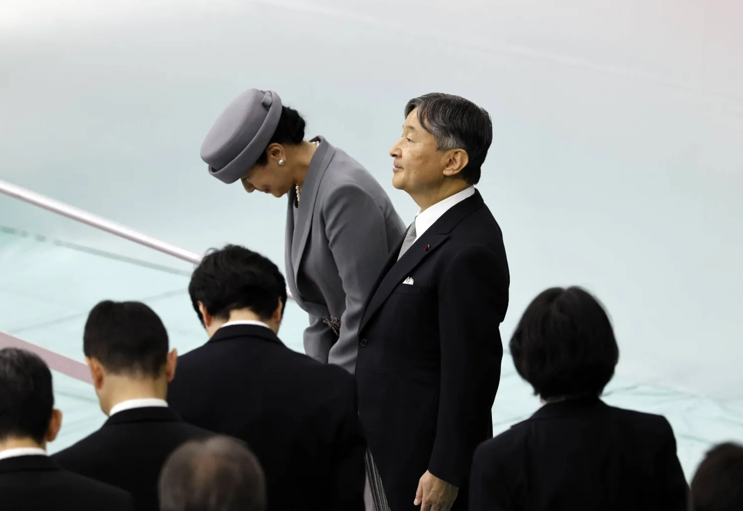 الإمبراطور الياباني ناروهيتو والإمبراطورة ماساكو ينحنيان أمام الجمهور أثناء مغادرتهما مكان حفل النصب التذكاري الوطني لقتلى الحرب في طوكيو في 15 أغسطس 2025 بمناسبة الذكرى الثمانين لنهاية الحرب العالمية الثانية (إ.ب.أ)