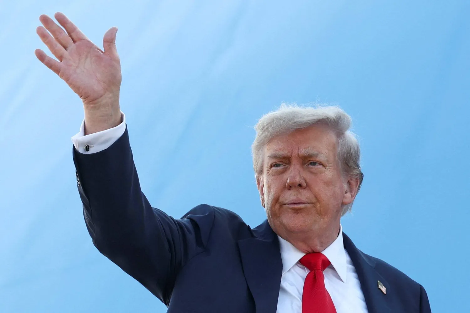 ترمب يلوّح بيده على متن «إير فورس ون» متجهاً للقاء بوتين في ألاسكا بشأن حرب أوكرانيا (رويترز)