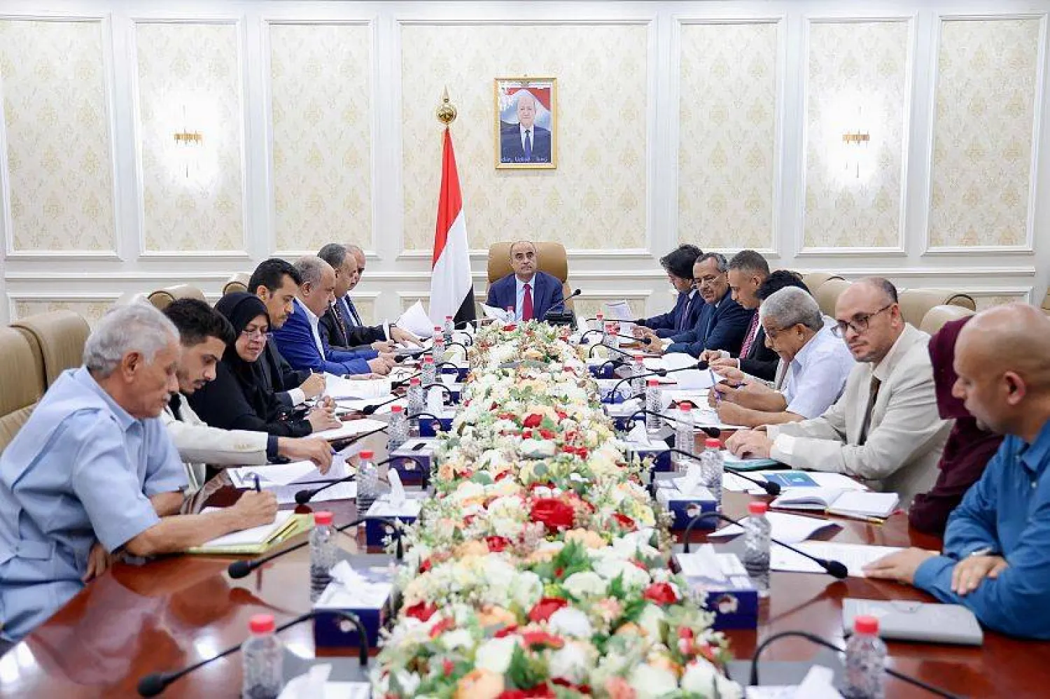 رئيس الحكومة اليمنية يقود جهوداً مكثفة لضبط أسعار الوقود وإصلاح الكهرباء (سبأ)