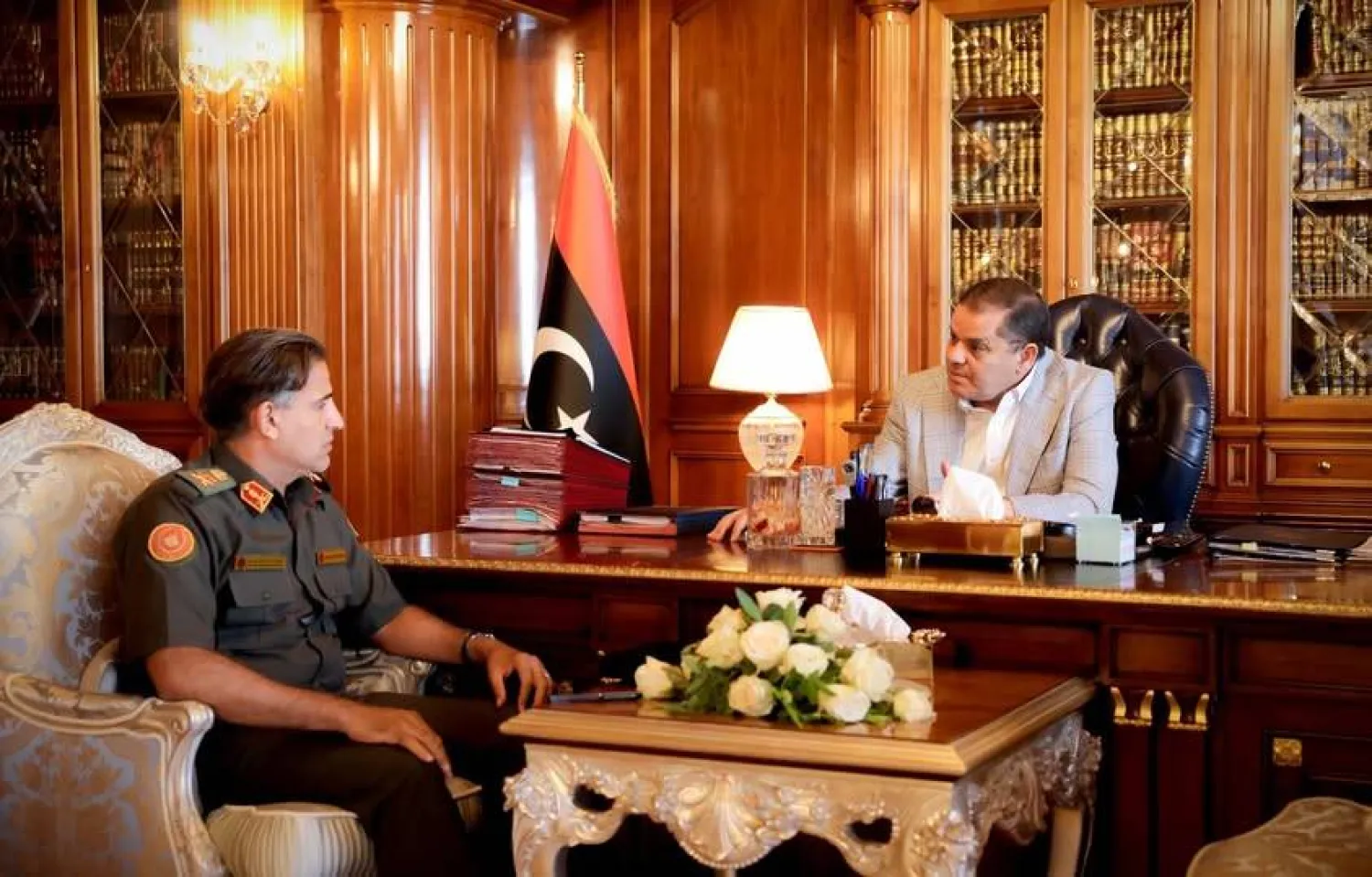 الدبيبة مجتمعاً مع النمروش معاون رئيس الأركان الخميس (مكتب الدبيبة)