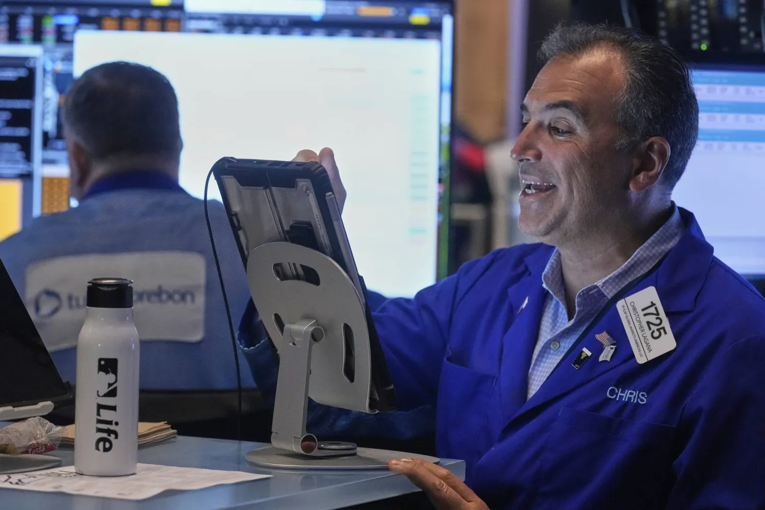 متداول يعمل في بورصة نيويورك (أ.ب)