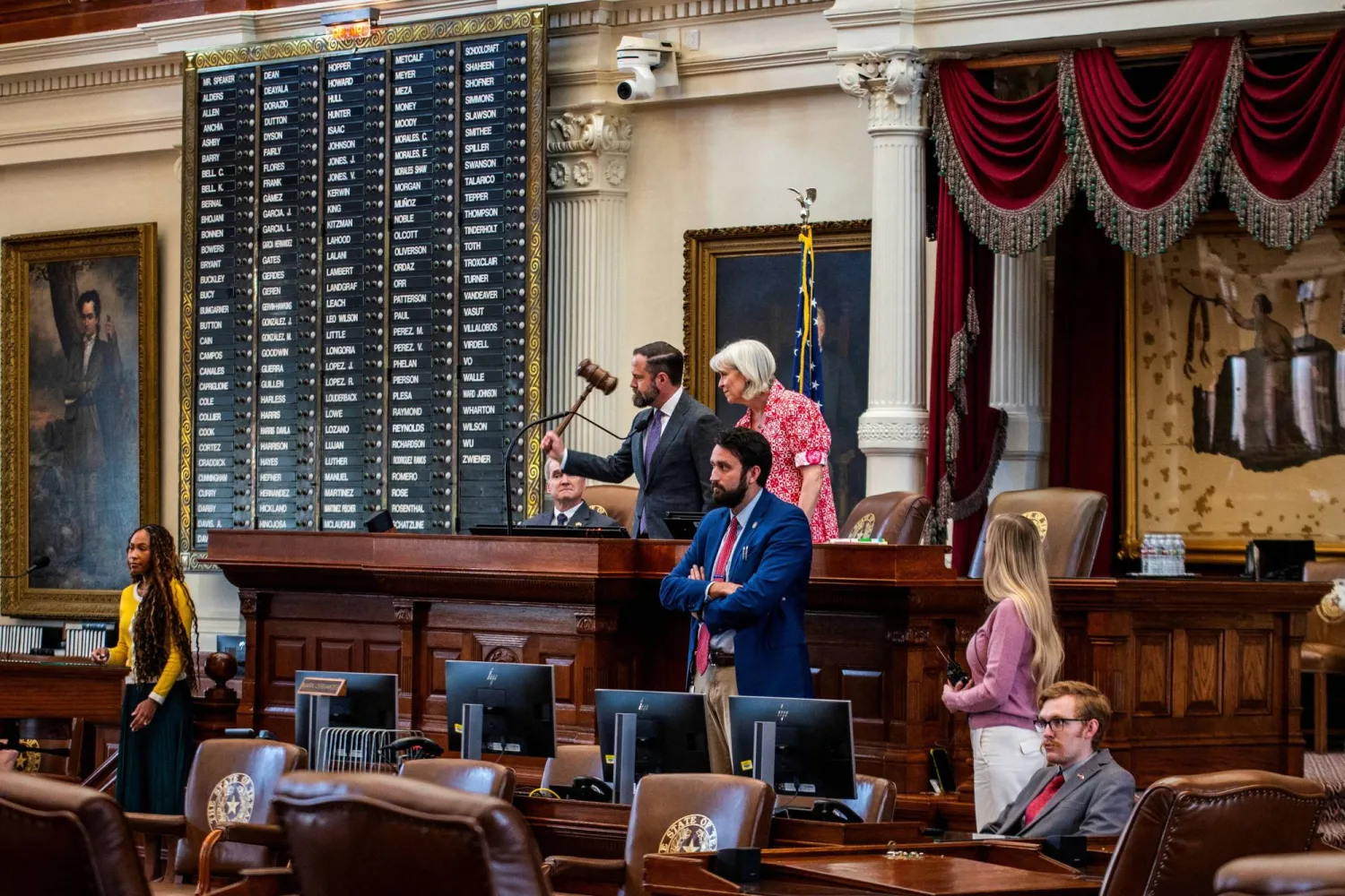 رئيس مجلس نواب تكساس داستن بوروز يضرب بمطرقته لتأجيل جلسة خاصة في المجلس بأوستن يوم 14 أغسطس (رويترز)