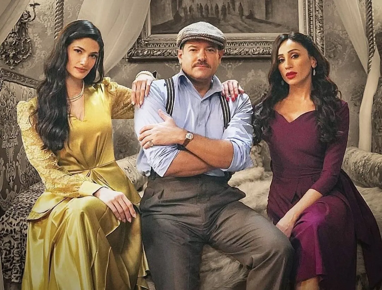 عمرو يوسف يتوسط دينا الشربيني وتارا عماد في كواليس فيلم «درويش» (حساب عمرو يوسف على موقع فيسبوك)