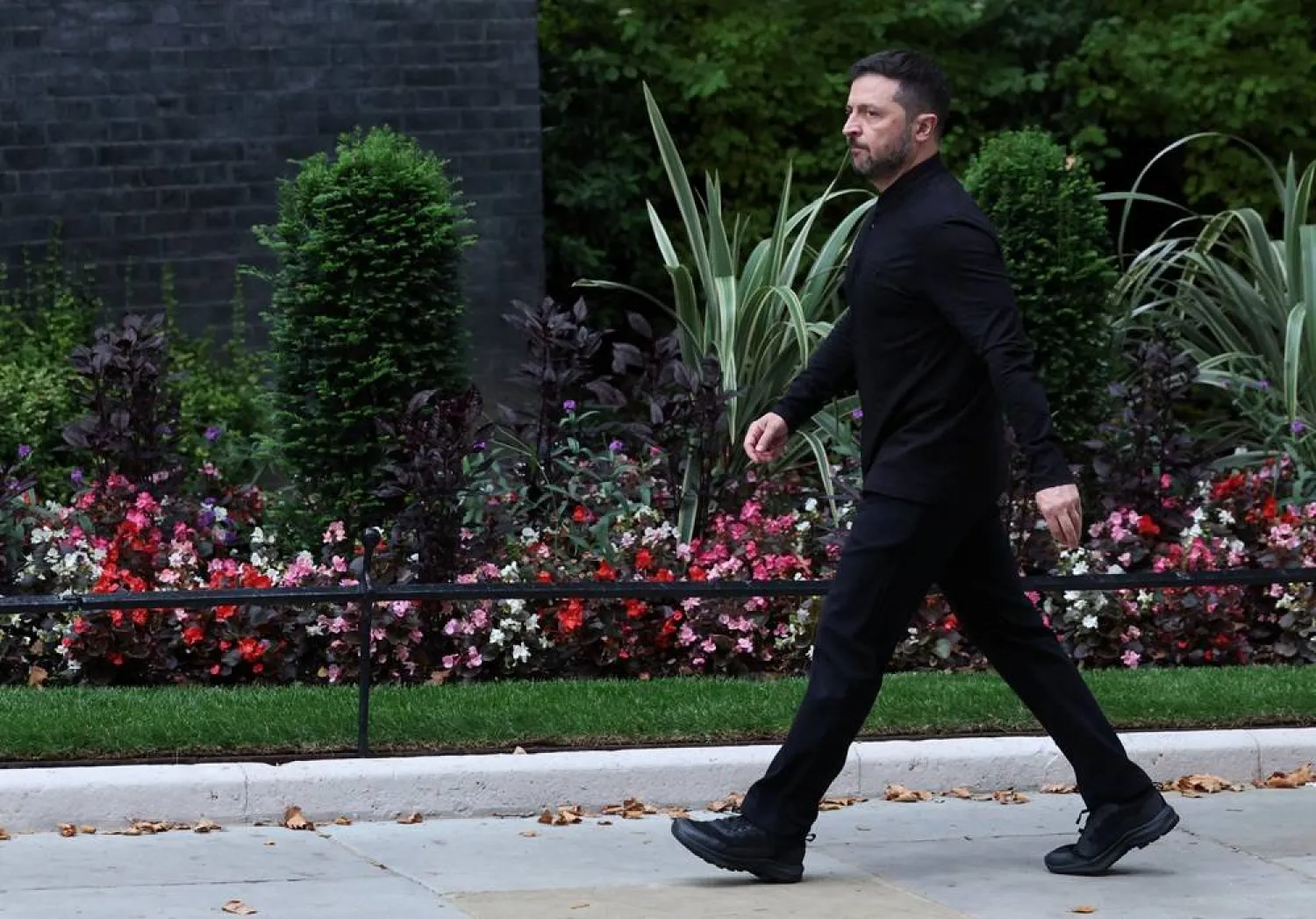  Ukrainian President Volodymyr Zelenskiy walks to meet British Prime Minister Keir Starmer at 10 Downing Street, in London, Britain, August 14, 2025. (Reuters)