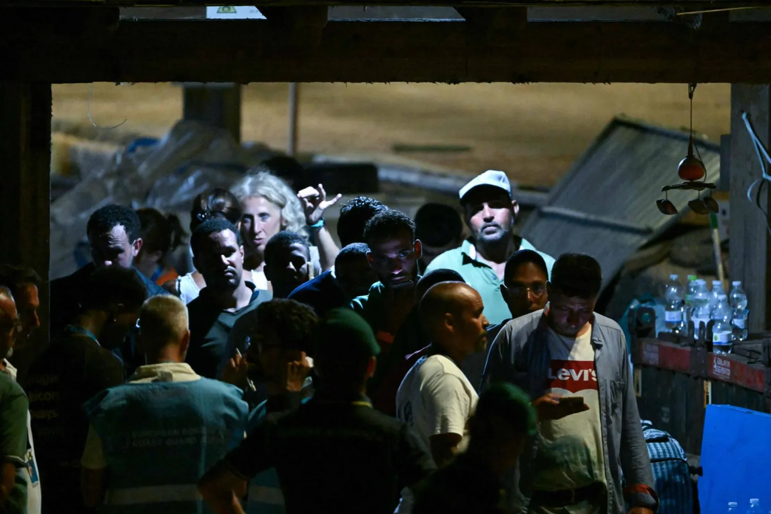 مهاجرون تلقوا مساعدة للوصول إلى سواحل جزيرة لامبيدوسا الإيطالية بعد غرق قارب أقلهم عبر البحر الأبيض المتوسط (أ.ف.ب) 