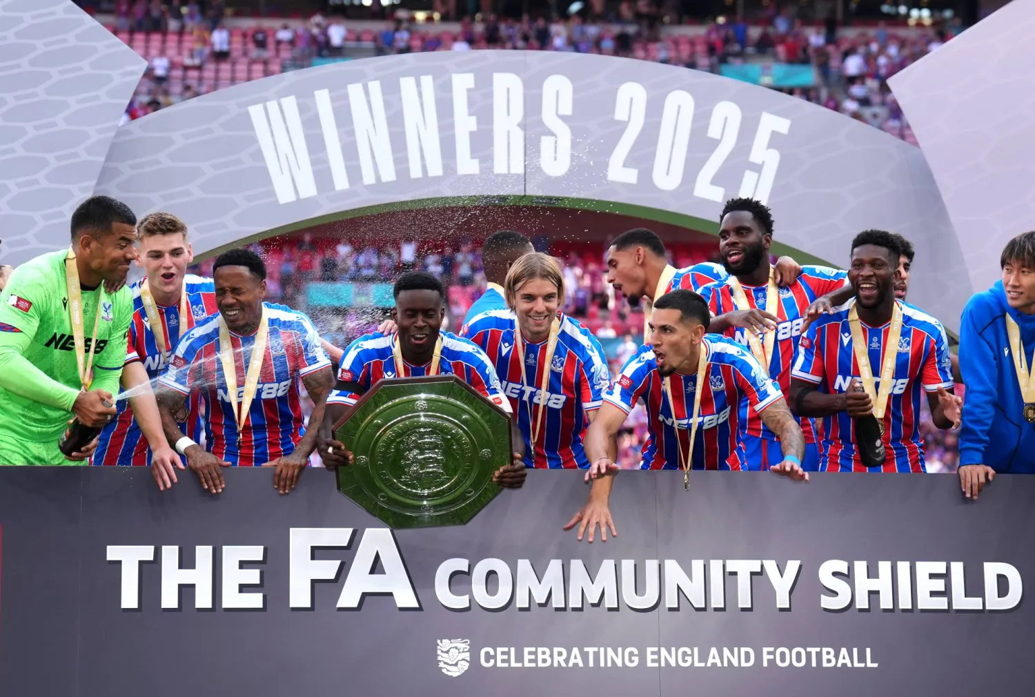 مارك غويهي والدرع الخيرية بعد فوز كريستال بالاس على ليفربول (د.ب.أ)