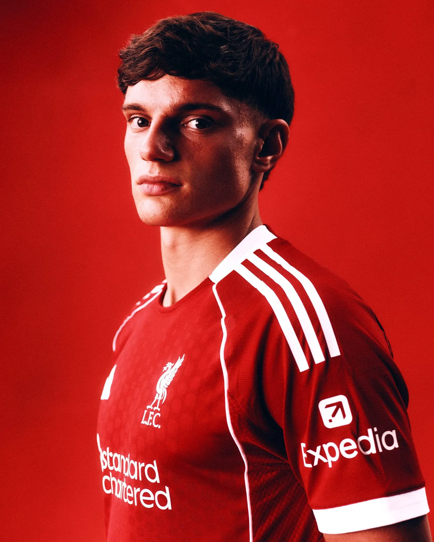 ليوني بقميص ليفربول بعد توقيع العقد (موقع النادي)