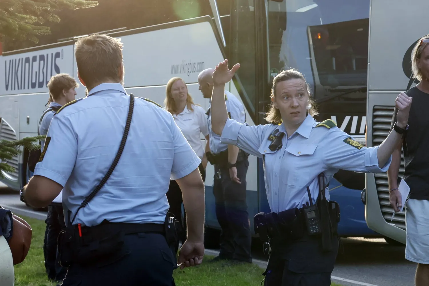 أفراد من شرطة الدنمارك في موقع حادث انفصال عربة عن قطار وانقلابها جنوب البلاد (إ.ب.أ)