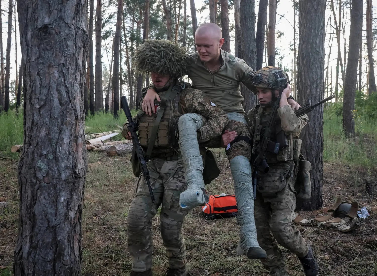 عناصر من الحرس الوطني الأوكراني خلال تدريبات في خاركيف (رويترز)
