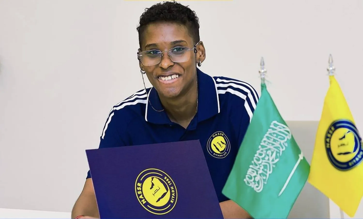  الجوهرة خلال توقيع العقد (نادي النصر)