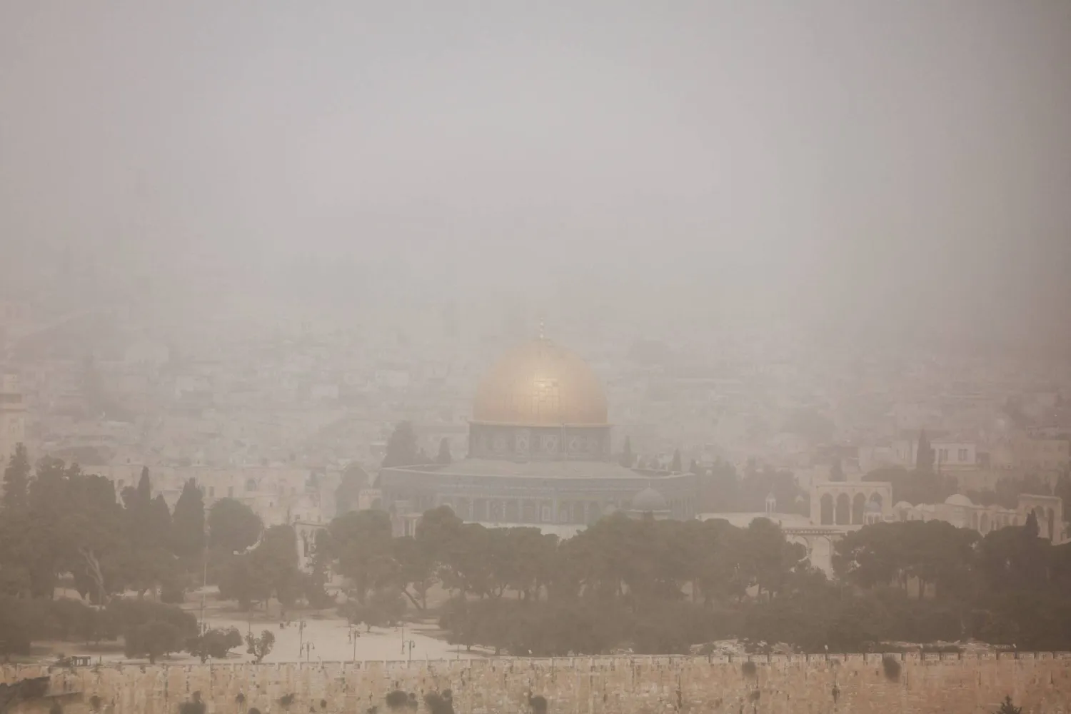 منظر عام لمدينة القدس بما في ذلك قبة الصخرة في المسجد الأقصى (رويترز)