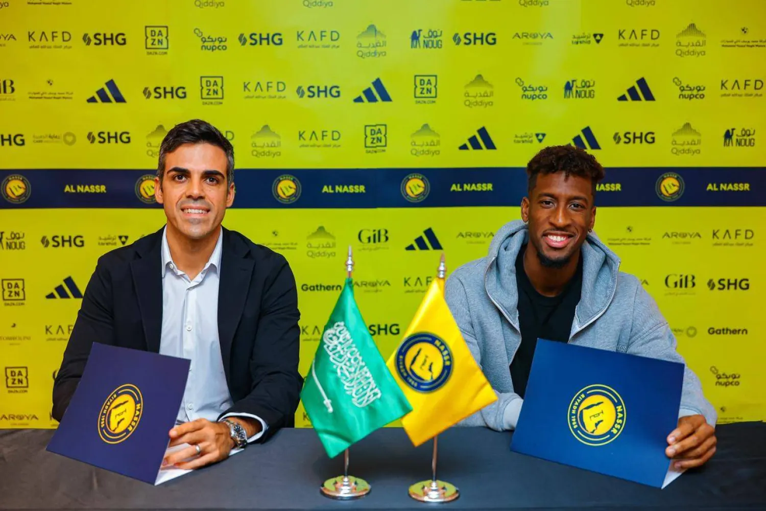 كومان خلال توقيع العقد مع المدير الرياضي سياو كوتينيو (موقع النادي)