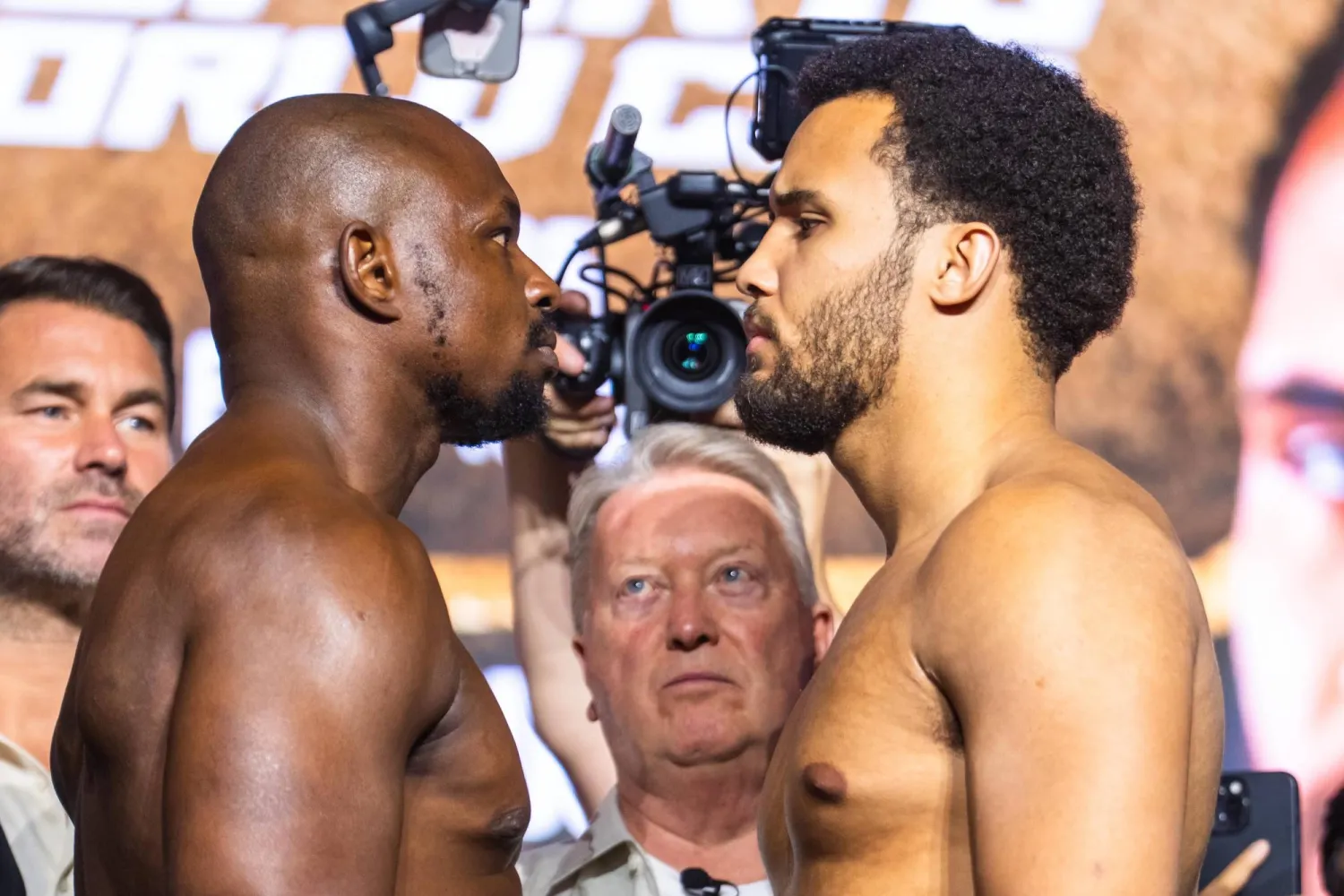 الملاكمان وجها لوجه قبل النزال الناري (الشرق الأوسط)