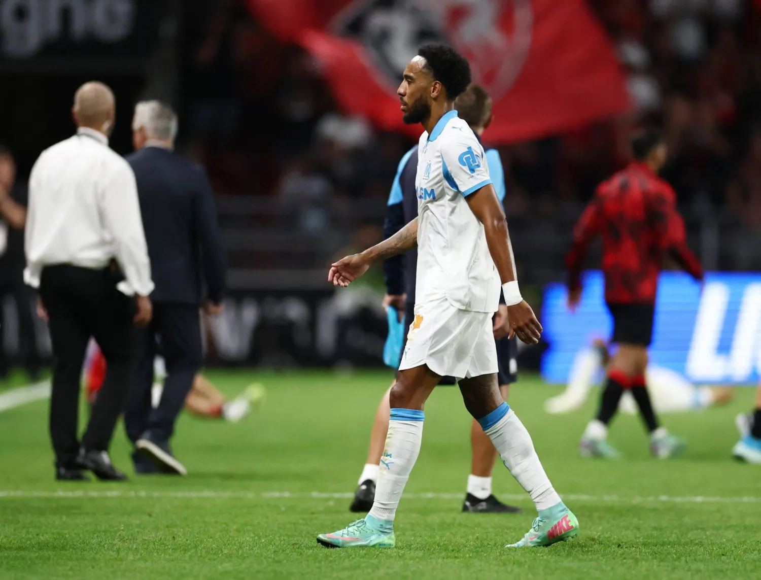 أوباميانغ لاعب مرسيليا متأثرا عقب الخسارة (رويترز)