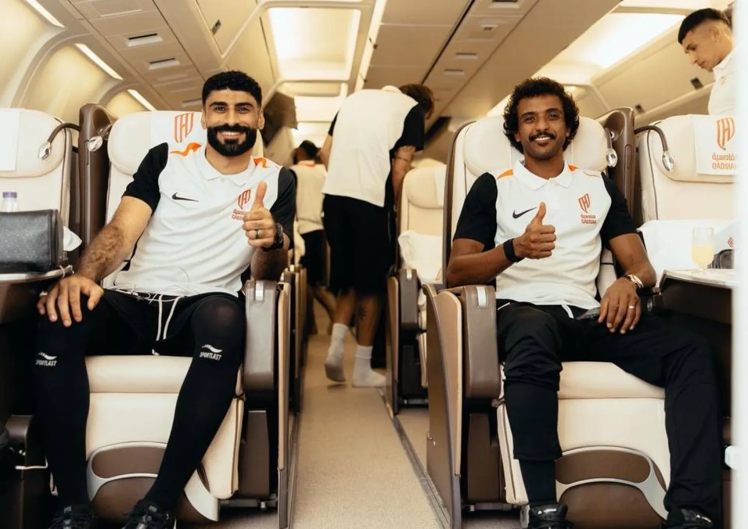 الشهراني والكسار في الطائرة الخاصة التي أقلت القادسية إلى هونغ كونغ (نادي القادسية)