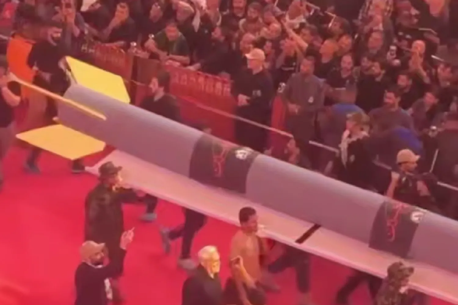 صورة نشرتها وكالة «دانشجو» التابعة لـ«الحرس الثوري» لمجسم صاروخ إيراني داخل مرقد الإمام الحسين في كربلاء