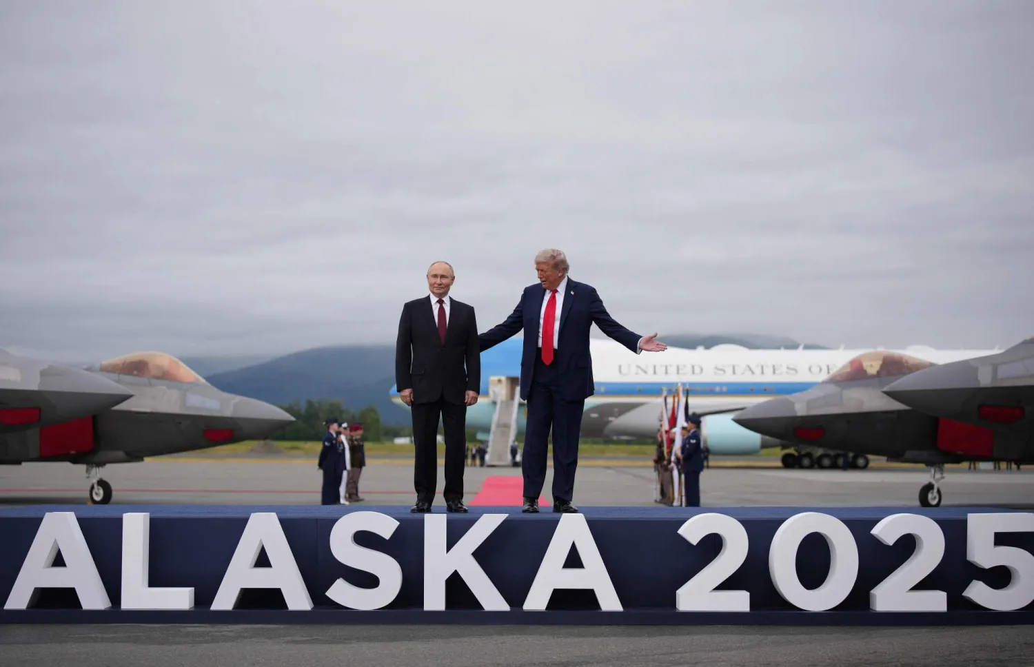 الرئيس ترمب مرحباً بالرئيس بوتين في مطار قاعدة إلمندورف ريتشاردسون بأنكوريج قبل بدء قمة ألاسكا أمس (أ.ف.ب) 
