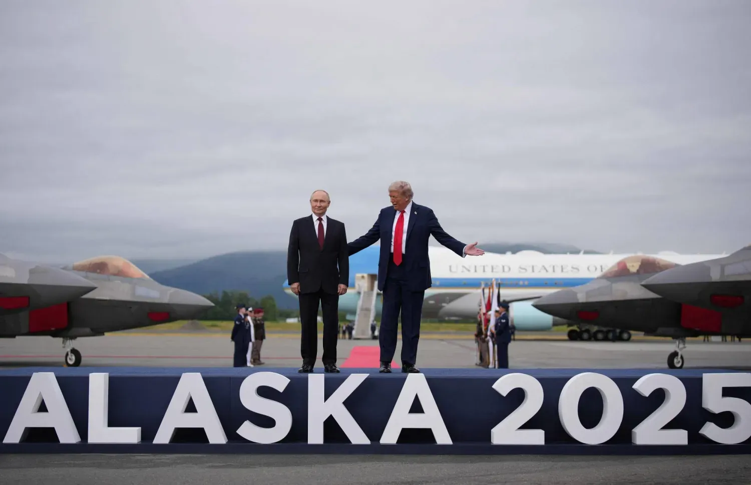 Başkan Trump, dün Alaska Zirvesi'nin başlamasından önce Anchorage'daki Elmendorf Richardson Hava Kuvvetleri Üssü'nde Başkan Putin'i karşıladı (AFP)