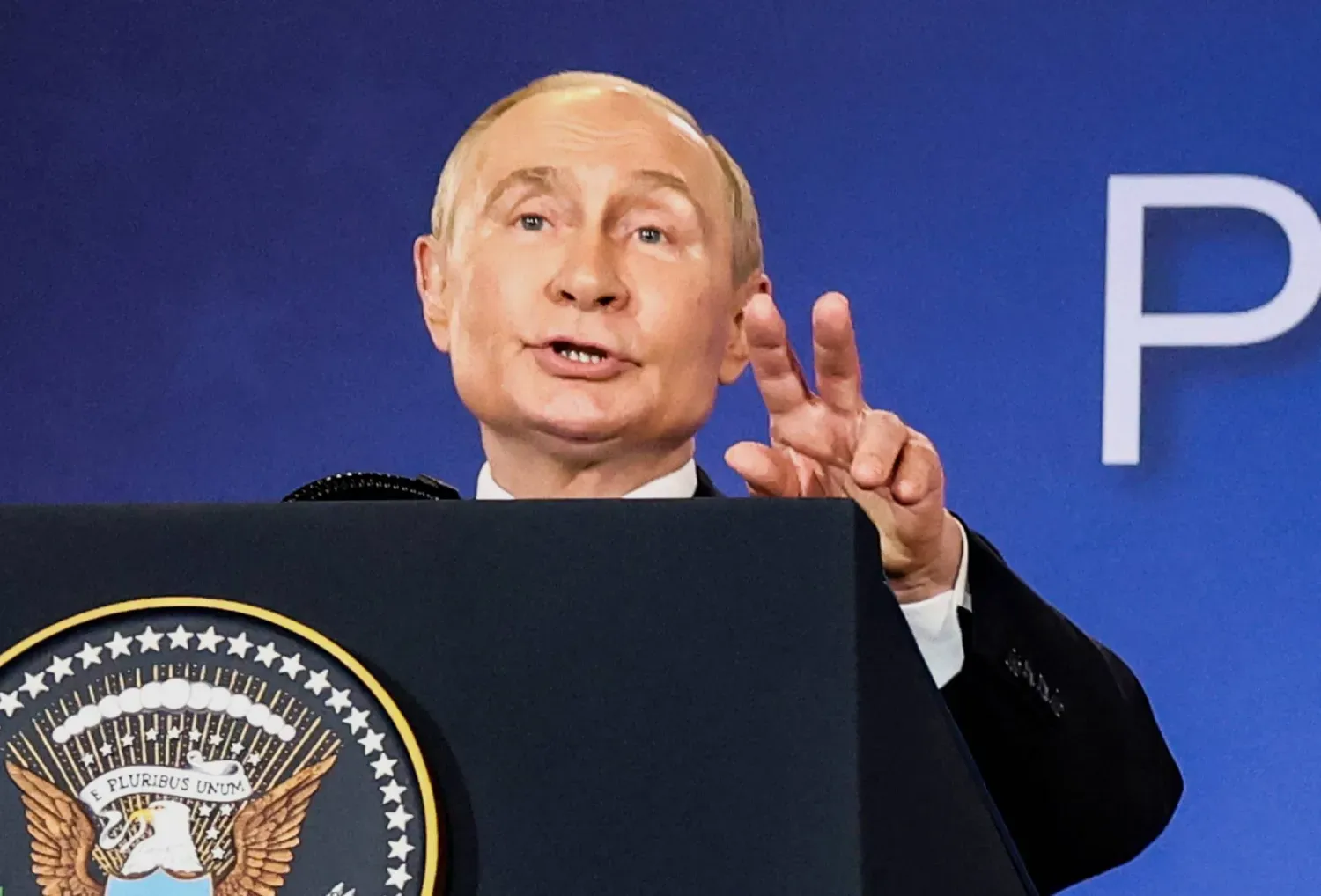 Rusya Devlet Başkanı Vladimir Putin, Alaska Zirvesi'nin ardından ABD'li mevkidaşıyla düzenlediği ortak basın toplantısında konuşuyor (Reuters)