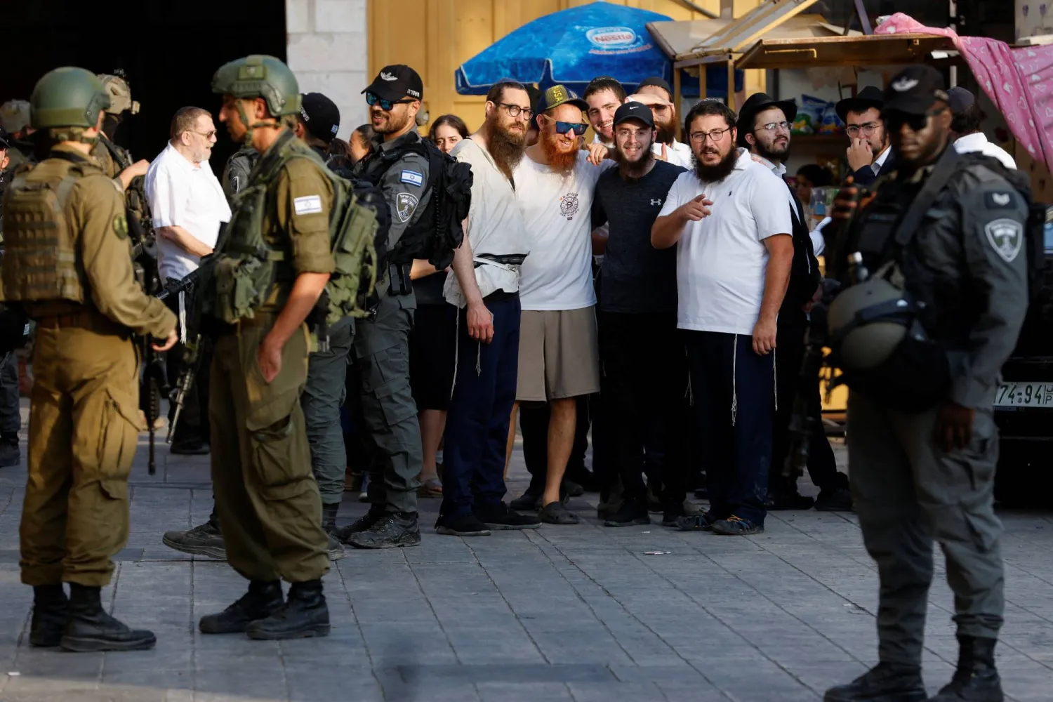 عسكريون... ومستوطنون في الخليل (رويترز)