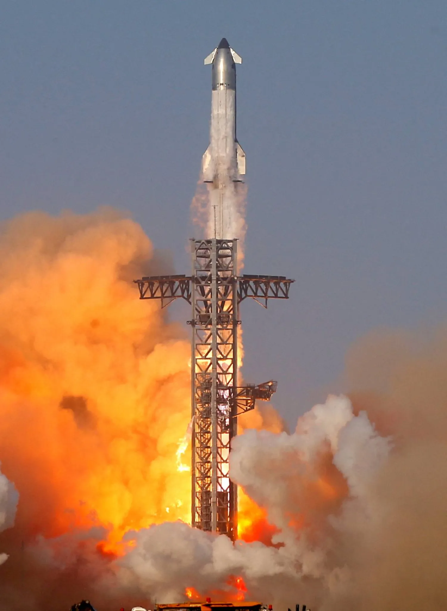 مركبة  «ستارشيب» خلال إطلاق تجريبي في 27 مايو 2025 من قاعدة في ولاية تكساس الأميركية (رويترز)