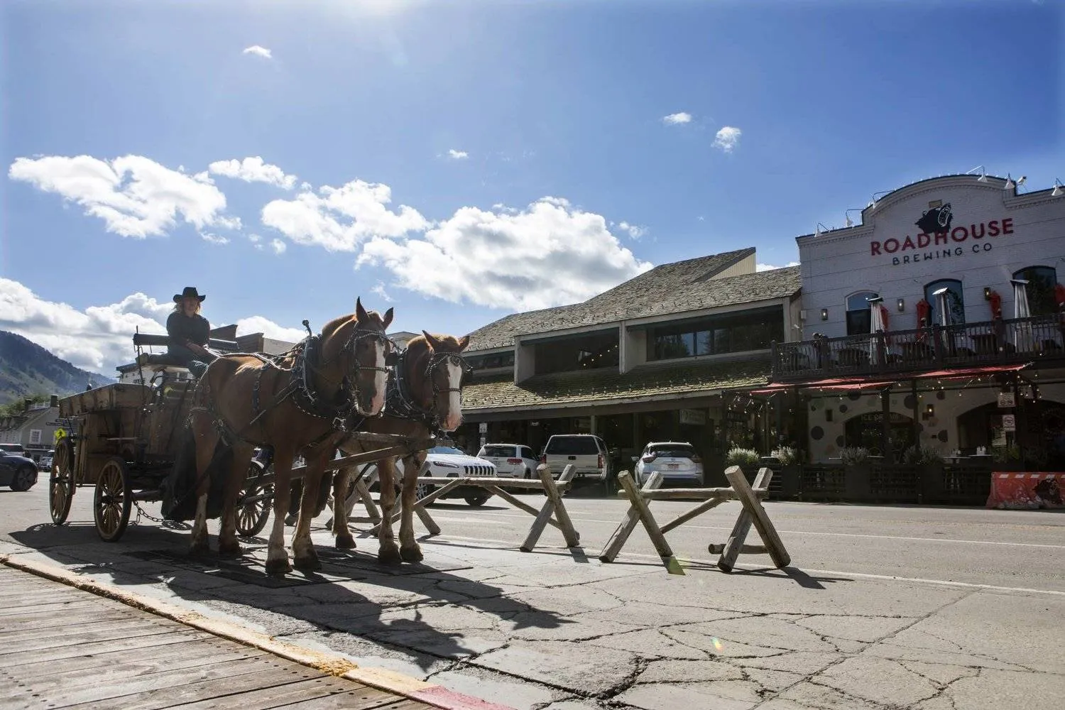 جانب من بلدة جاكسون هول القديمة بولاية وايومنغ الأميركية حيث تعقد البنوك المركزية اجتماعها السنوي (أ.ب)