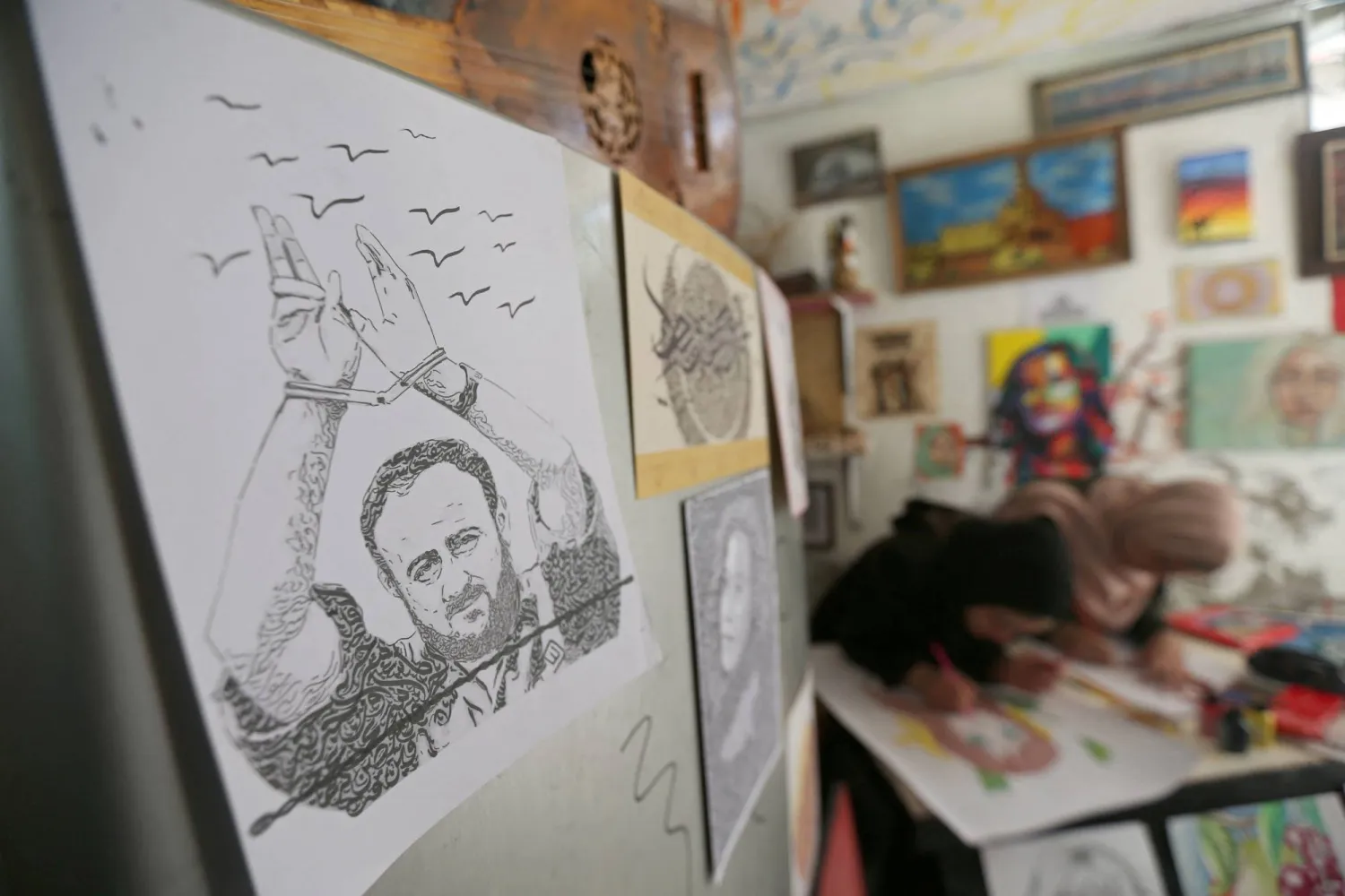 Müebbet hapis cezasına çarptırılan önde gelen Filistinli aktivist Mervan Bergusi'yi tasvir eden bir sanat eseri (Reuters)