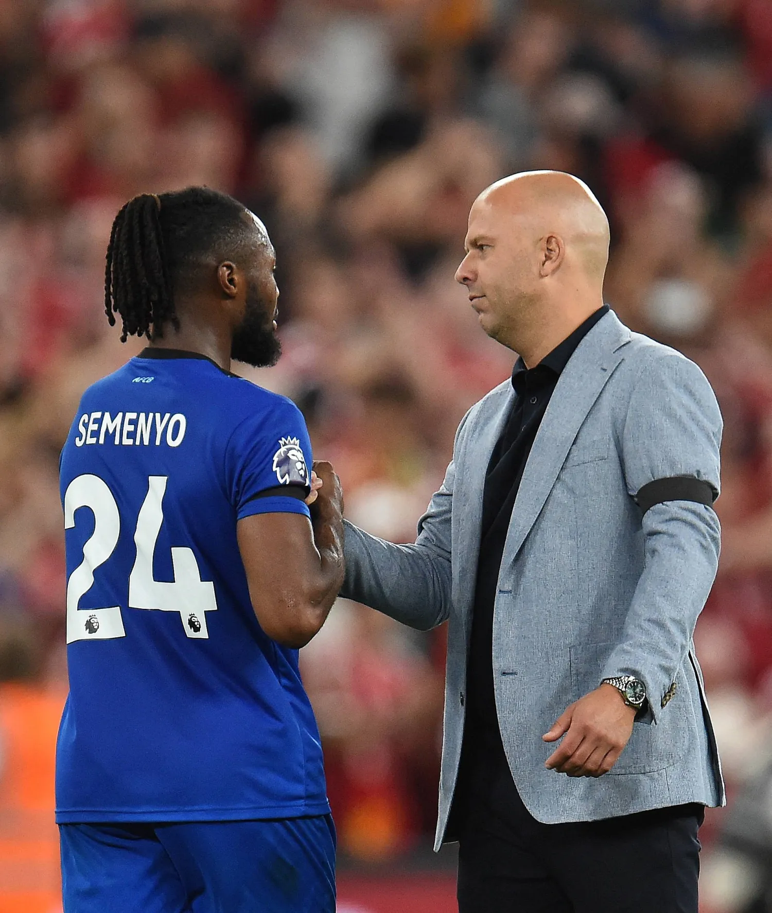 Soccer Football - Premier League - Liverpool v AFC Bournemouth - Anfield, Liverpool, Britain - August 15, 2025 Liverpool manager Arne Slot shakes hands with AFC Bournemouth's Antoine Semenyo after the match REUTERS/Peter Powell 
