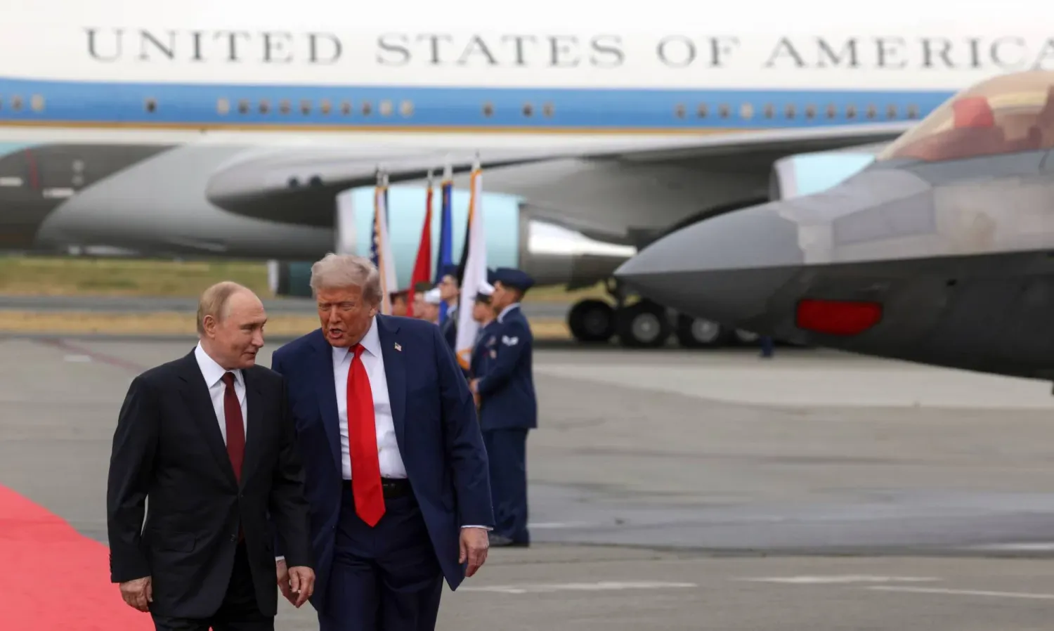Trump, Alaska'daki Elmendorf-Richardson Ortak Üssü'nde görüşme öcesinde Putin'i karşıladı (EPA)
