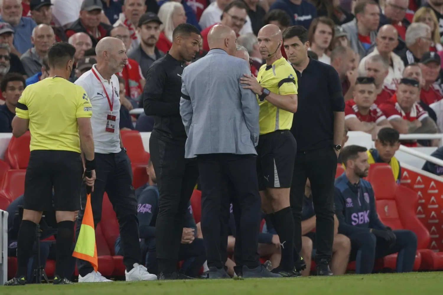 الحكم يتحدث لقائدي ومدربي الفريقين بعد شكوى أنطوان سيمينيو (أ.ب)