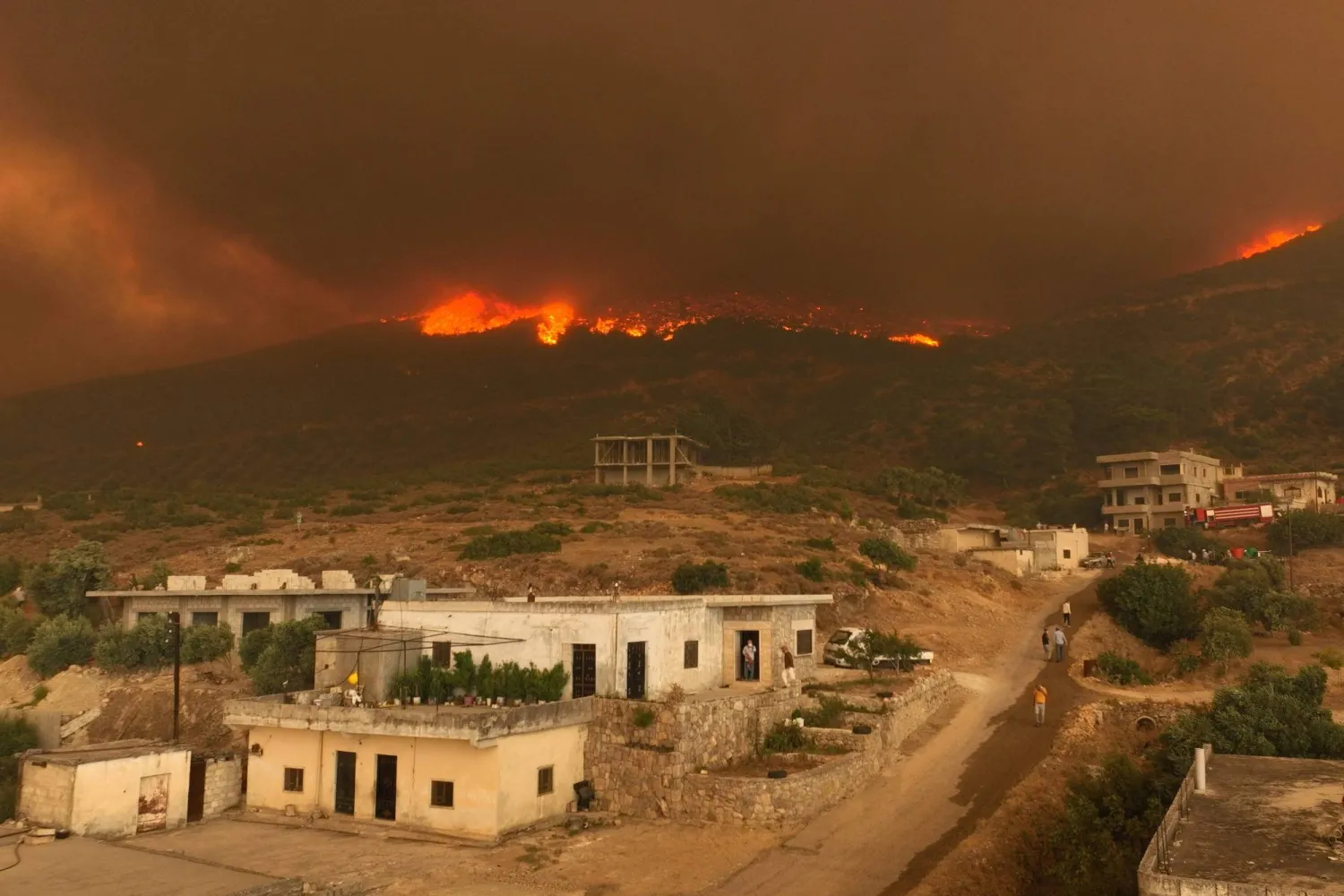 حريق هائل يندلع في التلال القريبة في ريف حماة الغربي في وسط غرب سوريا (أ.ف.ب)