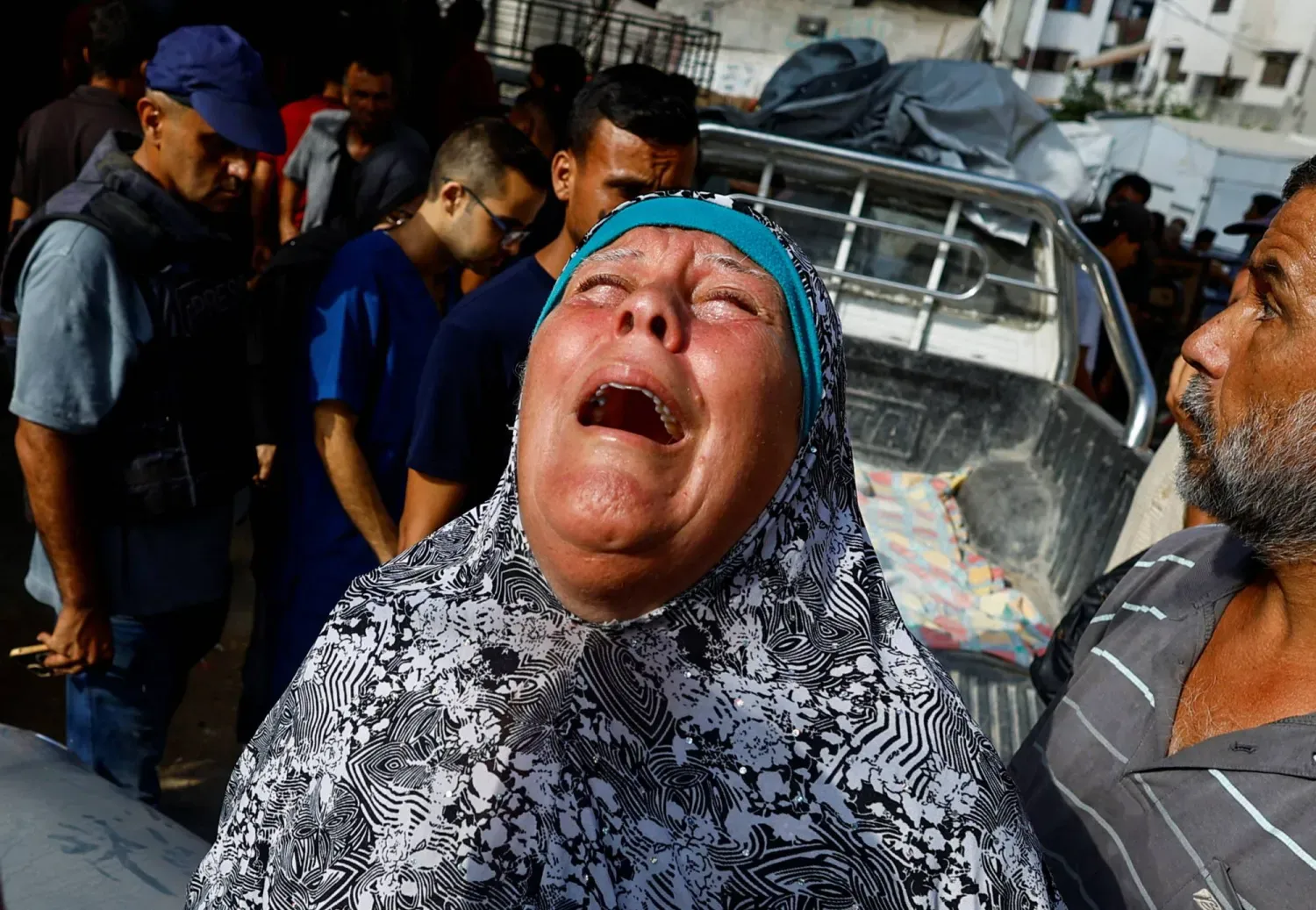Dün Gazze’de gıda yardımı almak için giderken İsrail’in üzerlerine açtığı ateşte öldürülenlerin cenazesi sırasında ağlayan Filistinli bir kadın (Reuters)