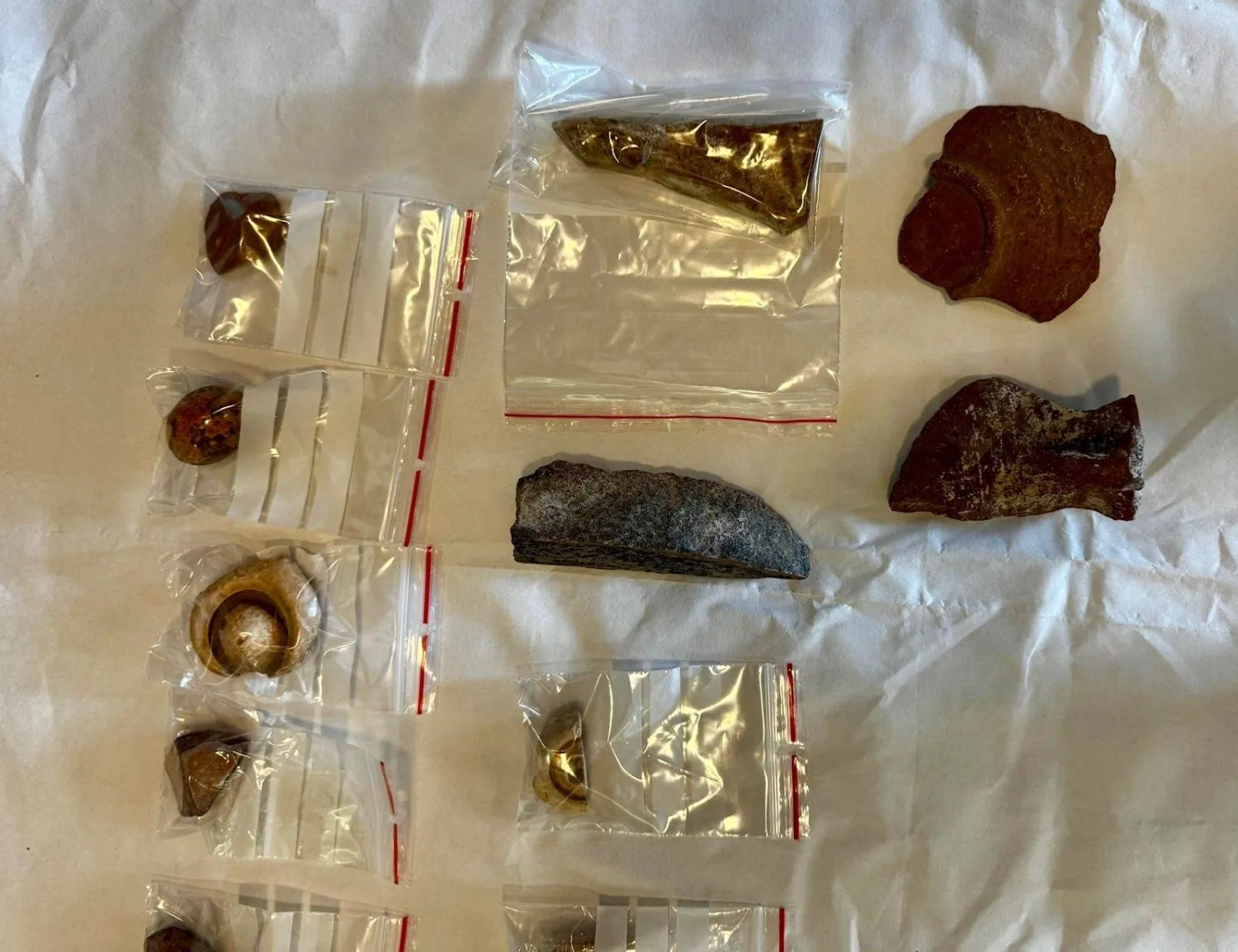 قطع فخار أثرية تسلّمتها مصر من هولندا (وزارة السياحة والآثار)