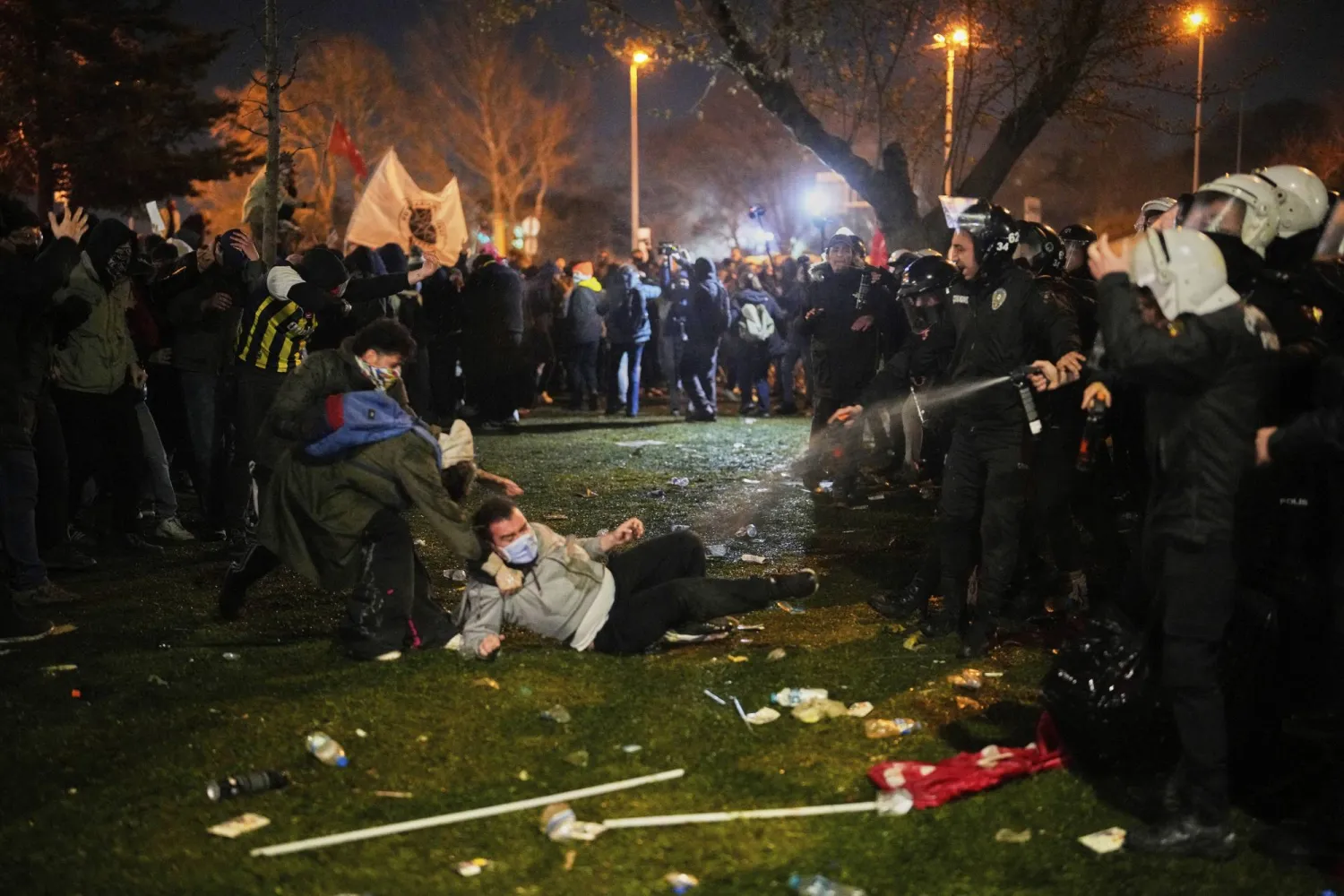 قوات الأمن التركية تعاملت بعنف مع المحتجين على اعتقال رؤساء بلديات المعارضة (أ.ب)