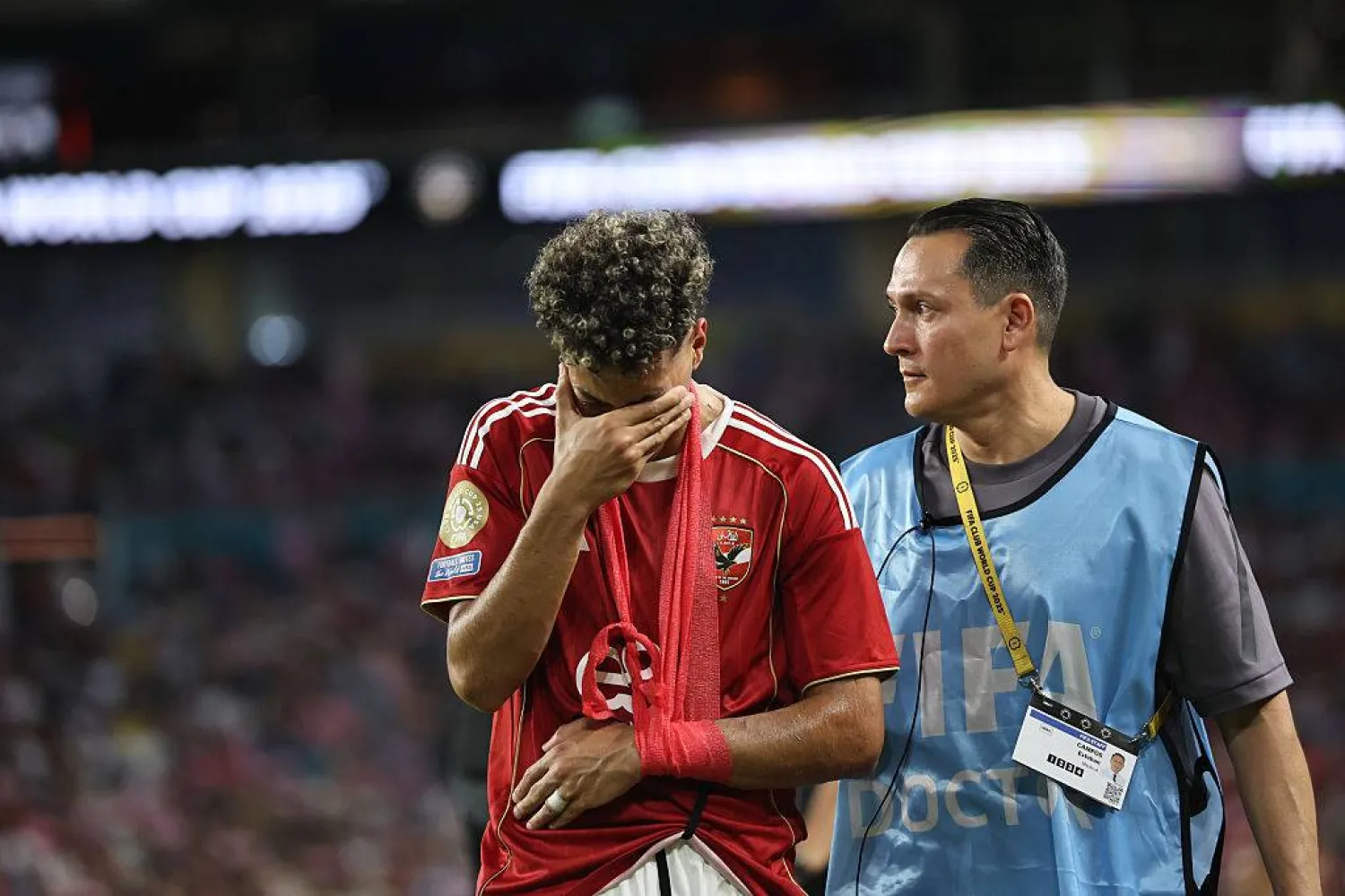 لاعب خط وسط الأهلي إمام عاشور يغادر مواجهة إنتر ميامي مصاباً وباكياً (وسائل إعلام عالمية)