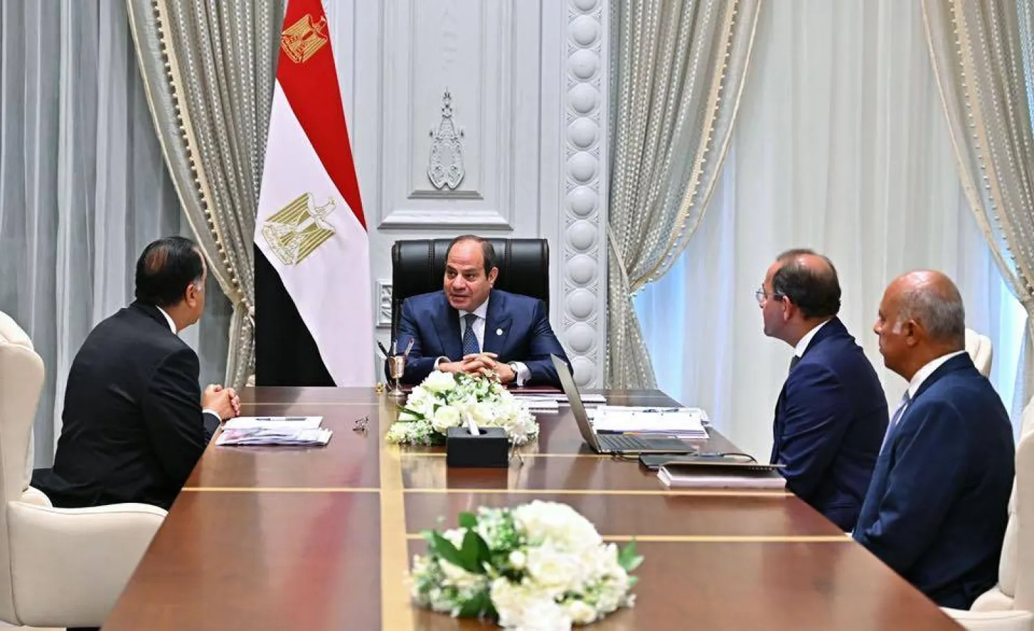 الرئيس السيسي خلال اجتماعه برئيس الوزراء ووزير المالية (موقع الرئاسة)